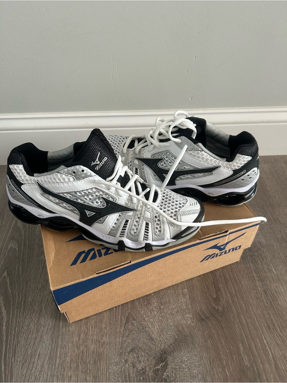 Brand new Mizuno Wave Tornado 8 Volleyball Shoes
